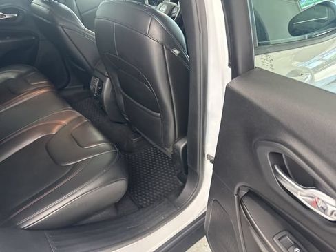 Used 2019 Jeep Cherokee Trailhawk w/ Cold Weather Group AWD/4WD image 28