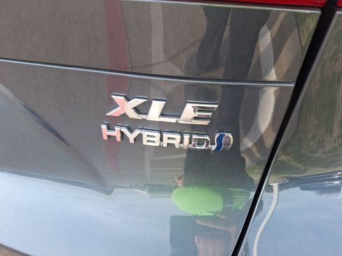 Used 2022 Toyota Venza XLE image 12