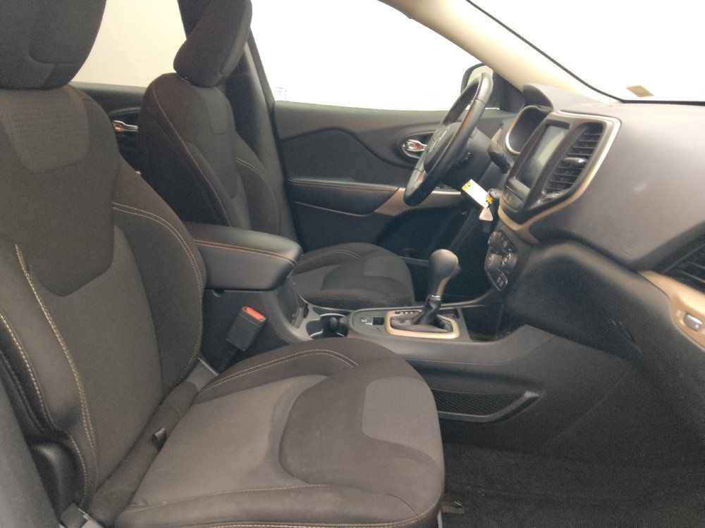 Used 2017 Jeep Cherokee Latitude w/ Safety/Convenience Group FWD image 21
