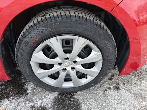 Used 2021 Toyota Corolla LE image 2