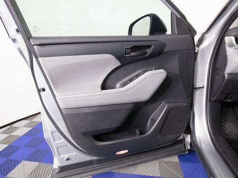 Used 2023 Toyota Highlander LE image 9