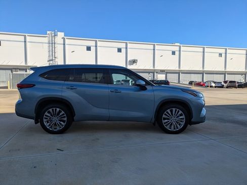 Used 2022 Toyota Highlander Platinum image 4