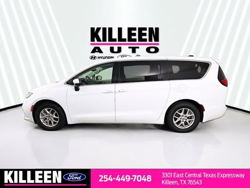 Used 2023 Chrysler Pacifica Touring-L FWD image 4