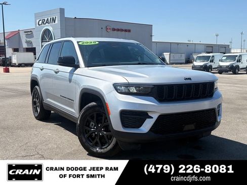 Used 2025 Jeep Grand Cherokee Altitude AWD/4WD image 1