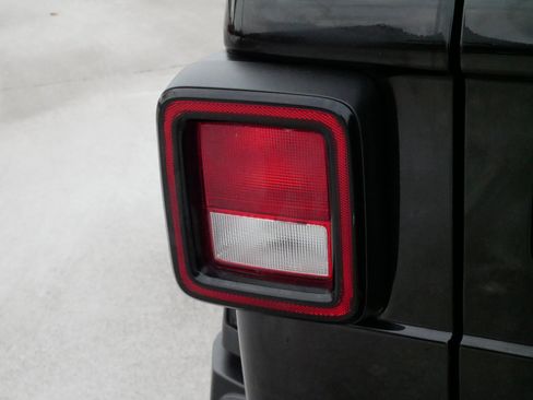 Used 2021 Jeep Wrangler Unlimited Sahara image 17