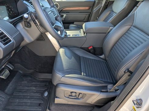 Certified 2024 Land Rover Discovery Dynamic SE image 27