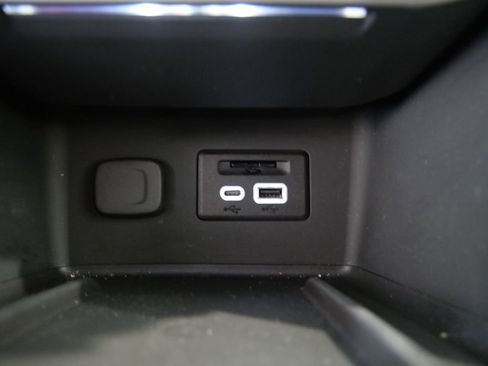 Used 2023 GMC Acadia SLT w/ Elevation Edition image 22