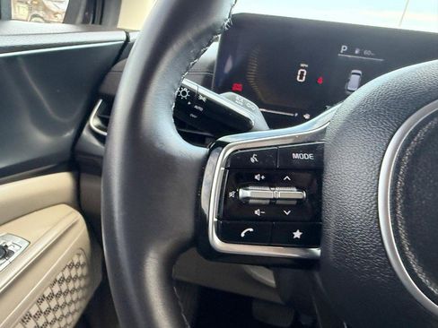 Used 2025 Kia Carnival FWD image 16