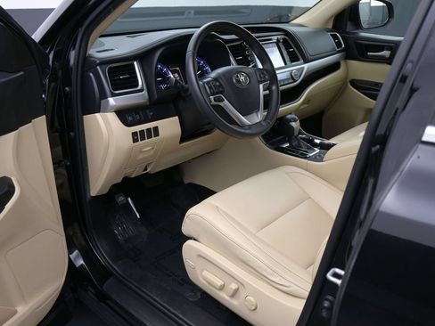 Used 2019 Toyota Highlander XLE FWD image 2
