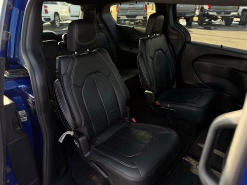 Used 2020 Chrysler Pacifica Touring-L w/ Advanced Safetytec Group image 20