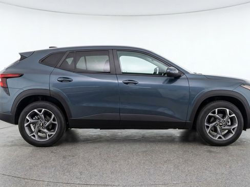 Used 2025 Chevrolet Trax LT FWD image 11