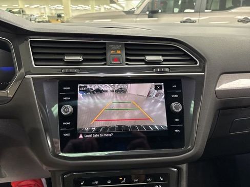 Used 2024 Volkswagen Tiguan SE w/ Panoramic Sunroof Package FWD image 21