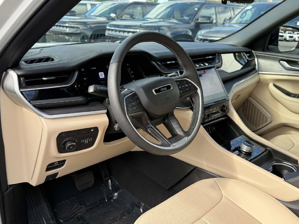 Used 2023 Jeep Grand Cherokee 4WD 4xe w/ Luxury Tech Group II image 2