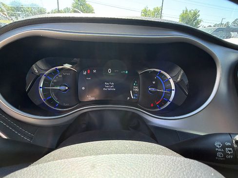 Used 2024 Chrysler Pacifica Limited FWD image 30