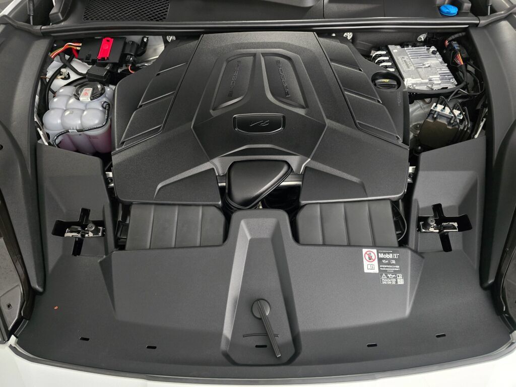 Certified 2026 Porsche Cayenne Coupe AWD/4WD image 12