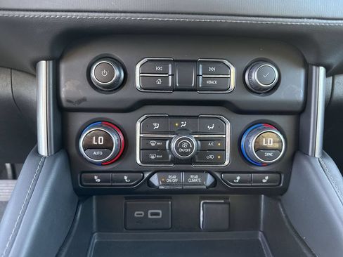 Used 2023 Chevrolet Suburban LT RWD image 11