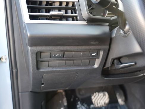 Used 2024 Mitsubishi Outlander SE image 17