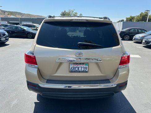 Used 2011 Toyota Highlander Limited w/ Tow Pkg FWD image 3