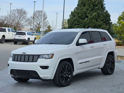 Used 2021 Jeep Grand Cherokee Laredo X image 3