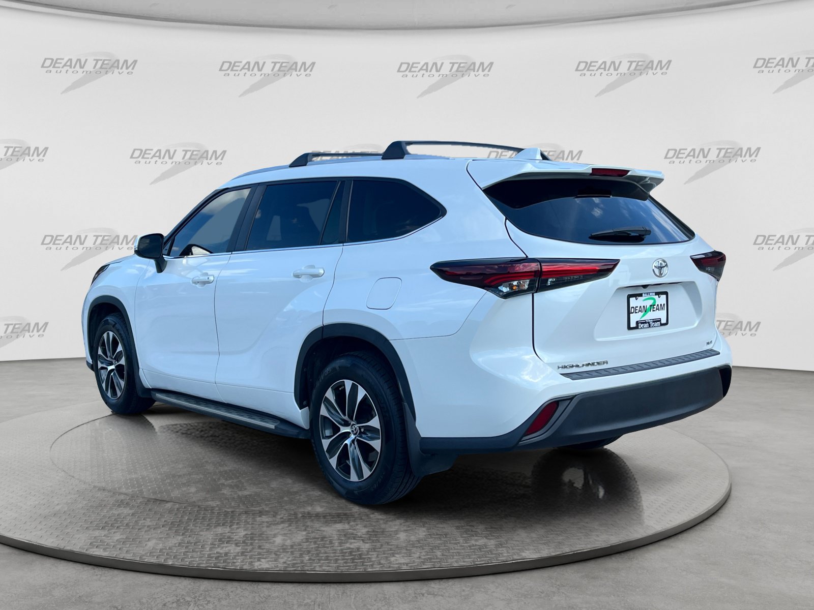 Used 2024 Toyota Highlander XLE FWD image 6