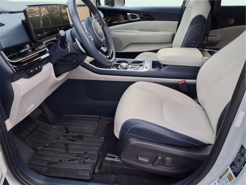 Used 2025 Kia Carnival SX Prestige image 17