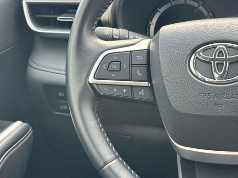 Used 2025 Toyota Highlander LE FWD image 16