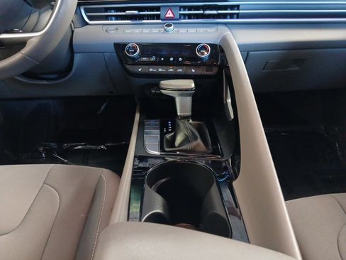 Used 2025 Hyundai Elantra SEL image 11