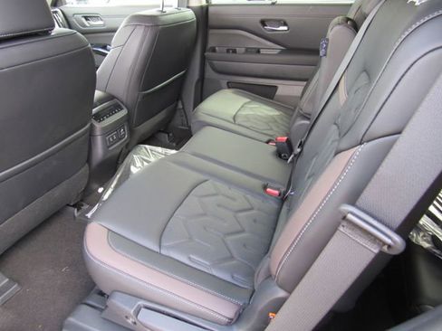 New 2026 Nissan Pathfinder Platinum FWD image 17