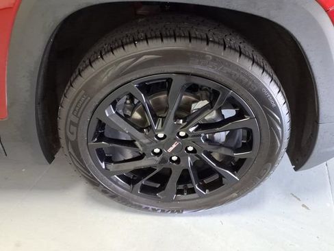 Used 2024 GMC Terrain SLE w/ Driver Convenience Package FWD image 9