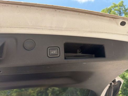 Used 2019 Chevrolet Equinox LT w/ Sun & Navigation Package FWD image 11