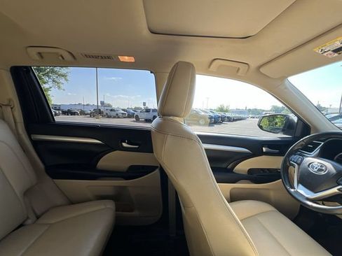 Used 2019 Toyota Highlander XLE AWD/4WD image 16
