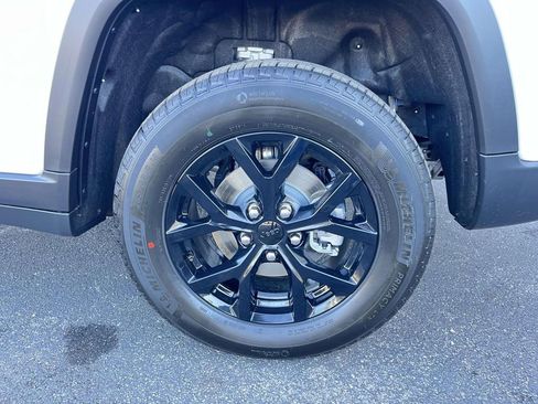 New 2025 Jeep Grand Cherokee Altitude image 10