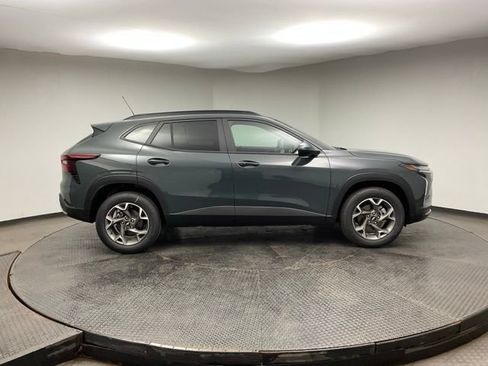 New 2026 Chevrolet Trax LT w/ LT Convenience Package FWD image 8