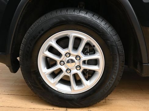 Used 2018 Jeep Grand Cherokee Laredo AWD/4WD image 9