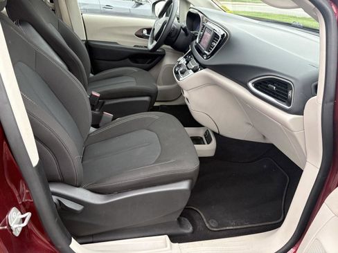 Used 2023 Chrysler Voyager LX FWD image 19
