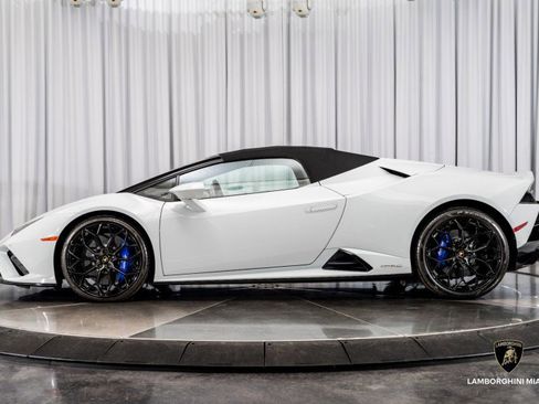 Used 2022 Lamborghini Huracan EVO image 11