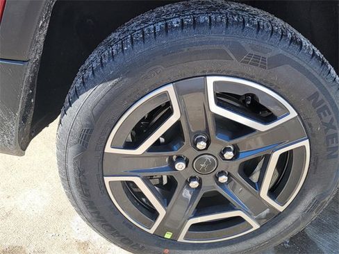 New 2026 Jeep Cherokee Laredo image 9