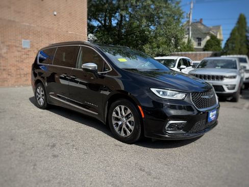 Used 2023 Chrysler Pacifica Pinnacle FWD image 3