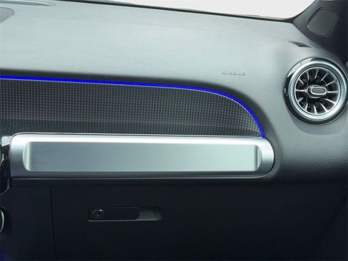 Used 2022 Mercedes-Benz GLB 250 image 20