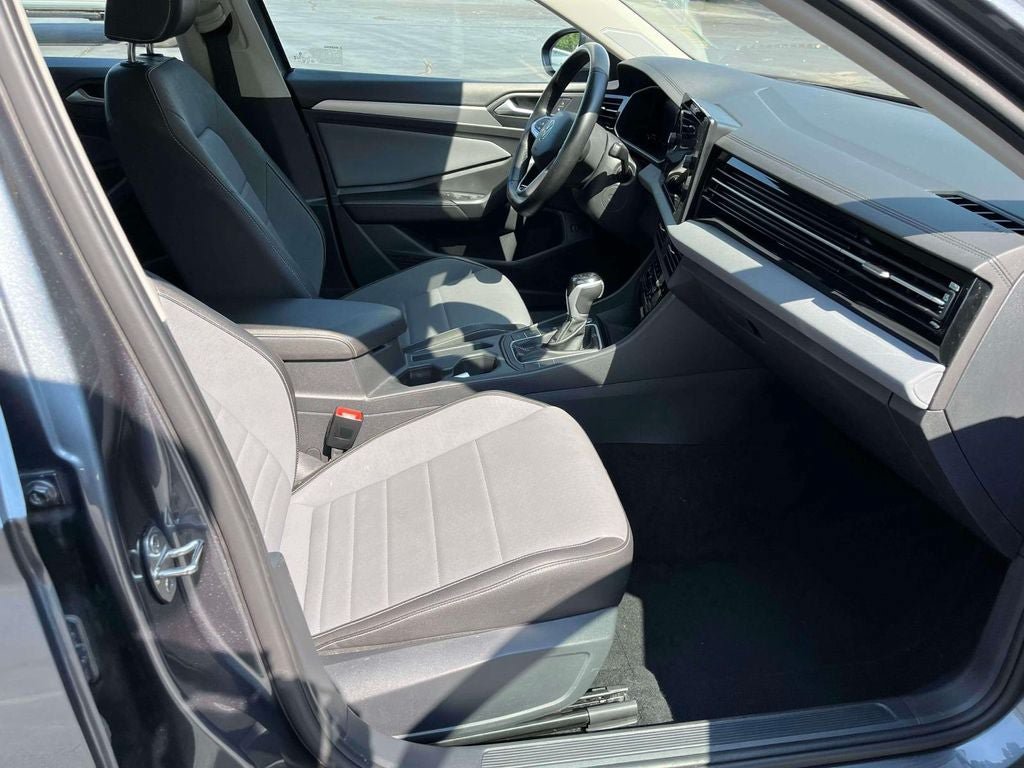 Used 2025 Volkswagen Jetta SE FWD image 21