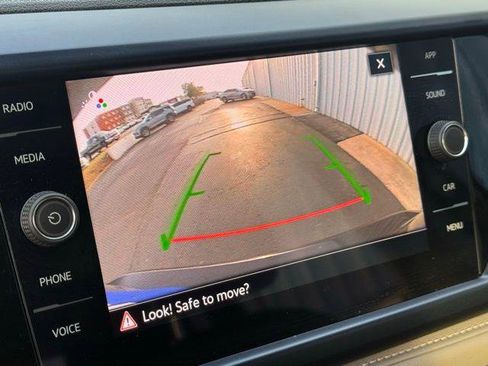 Used 2024 Volkswagen Taos SE image 16