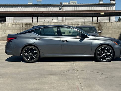 Used 2023 Nissan Altima 2.5 SR FWD image 9