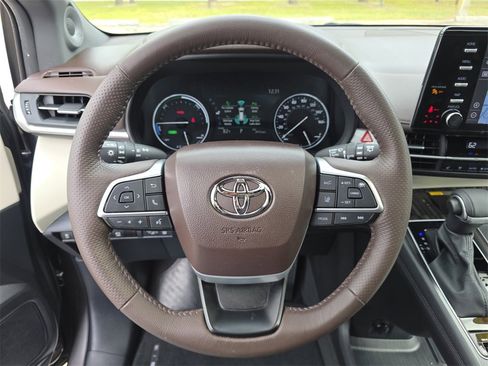 Used 2024 Toyota Sienna Platinum image 31
