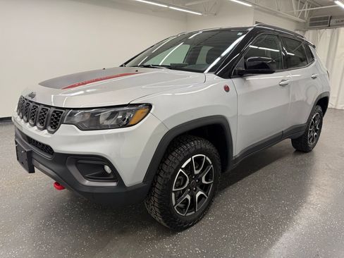 Used 2025 Jeep Compass Trailhawk AWD/4WD image 4