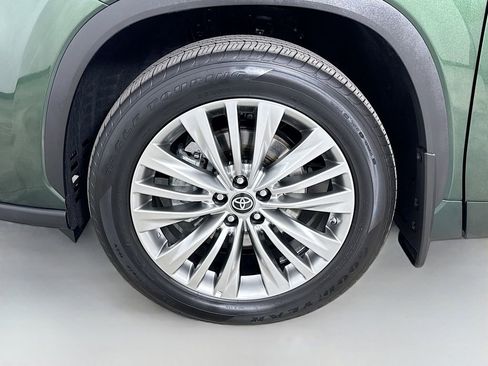 Certified 2025 Toyota Highlander Platinum image 33