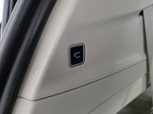 Certified 2023 Chrysler Pacifica Touring-L image 19