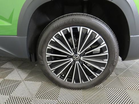 Certified 2025 Volkswagen Taos SE w/ Panoramic Sunroof Package image 31