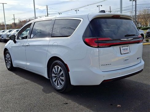 Used 2024 Chrysler Pacifica Select image 5