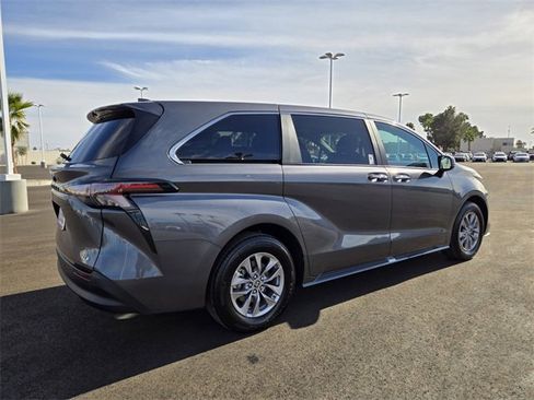 Used 2025 Toyota Sienna XLE image 4