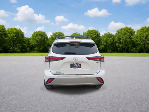 New 2026 Toyota Highlander Platinum image 6